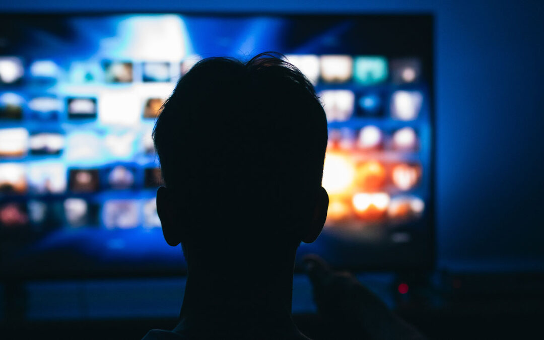 51% dos brasileiros das classes ABC já viraram madrugada para ver séries